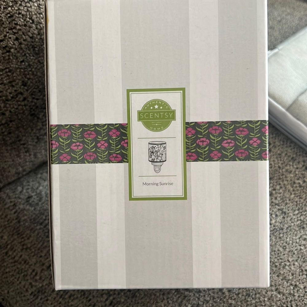 Scentsy Morning Sunrise plug in warmer. Never used still in original packaging